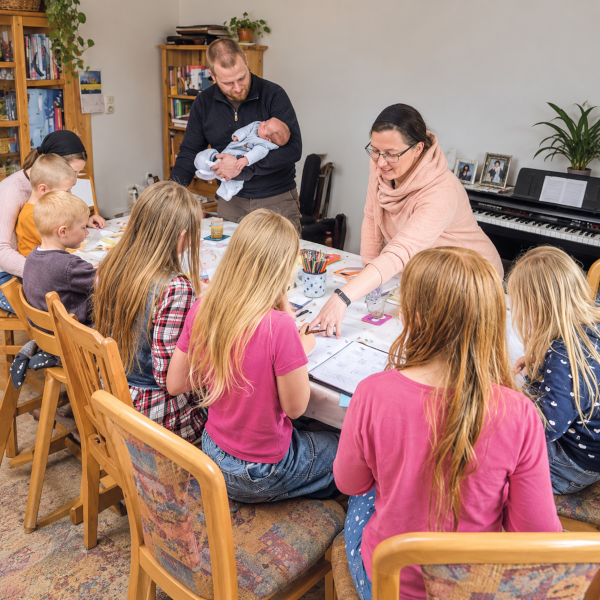 Große Familie beim gemeinsamen Lernen und Gestalten
